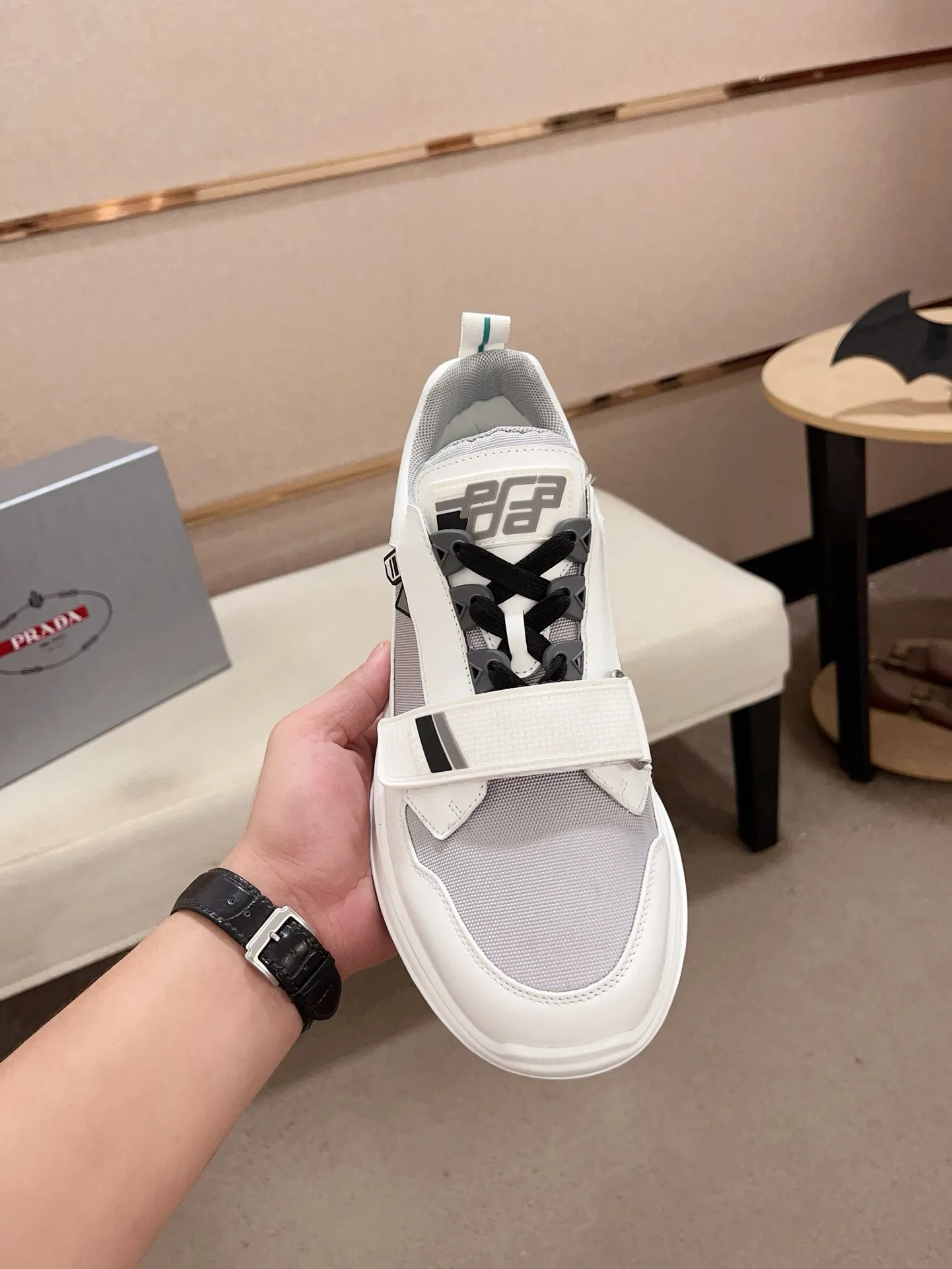 Factory price 620💰 ✔️✔️✔️Higher version High-quality new PRADA (Prada) counters are launched simultaneously. New men's shoes and 😘fabric are made of high-tech glue-spraying technology. Lining: Full cowhide lining. 👍🏿 High-end ☄️ air-cushion molded anti-slip rubber outsole, exquisite lines, simple and elegant, comfortable and high-end for leisure travel. Code number: 38 to 44 (45 is custom-made and cannot be returned or exchanged)